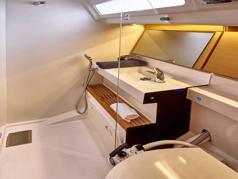 Book yachts online - sailboat - Sun Odyssey 440 - Jolly Roger - rent