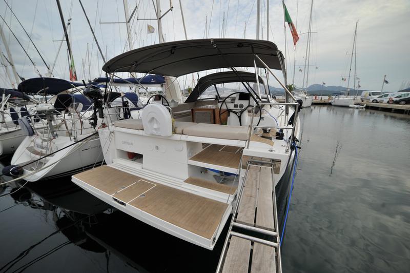 Book yachts online - sailboat - Dufour 520 GL - Greenleaf - rent