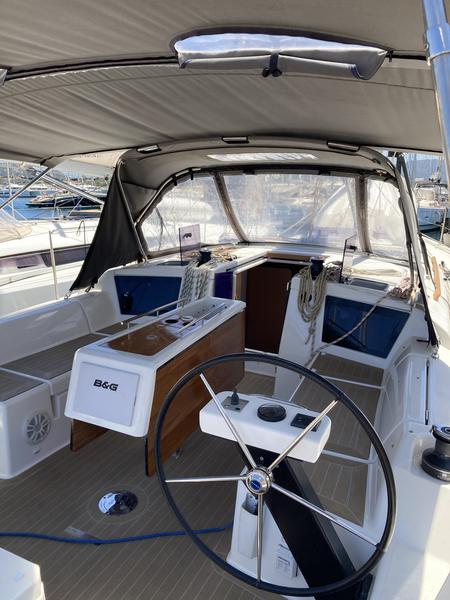 Book yachts online - sailboat - Dufour 390 Grand Large - Pixie - rent