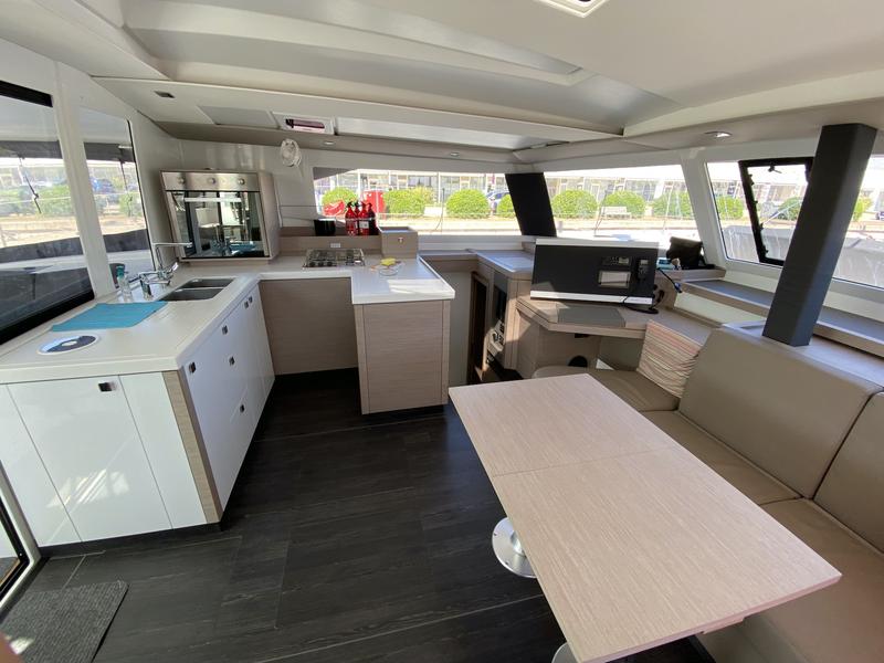 Book yachts online - catamaran - Astréa 42 - Vespera - rent