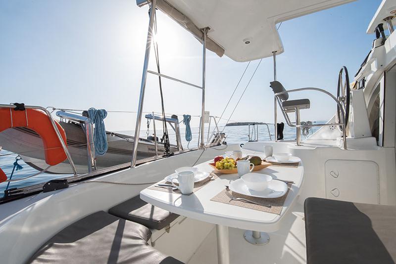 Book yachts online - catamaran - Lagoon 380 - Dino - rent