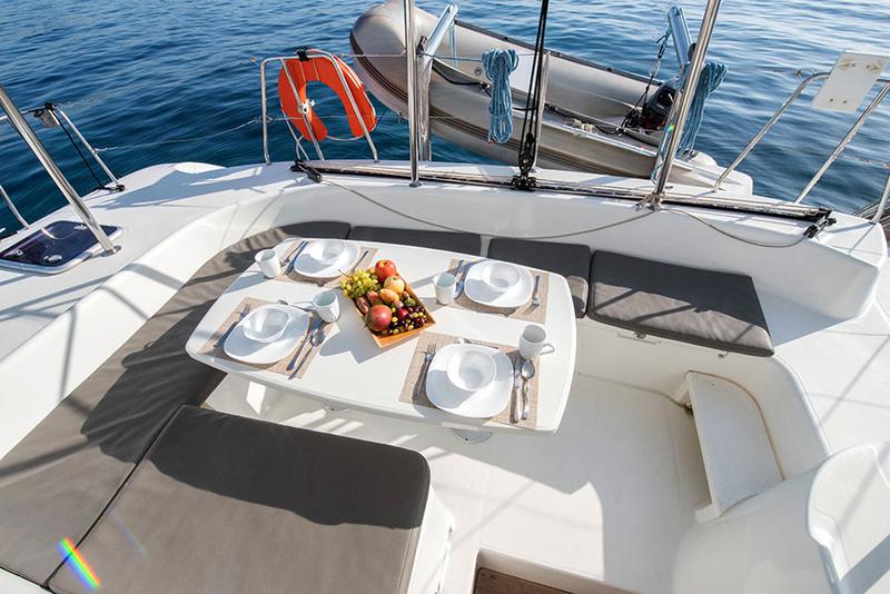 Book yachts online - catamaran - Lagoon 380 - Dino - rent