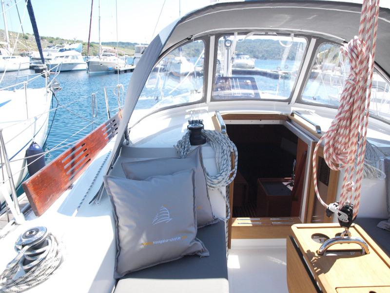 Book yachts online - sailboat - Bavaria Cruiser 33 - Sea Lion - rent