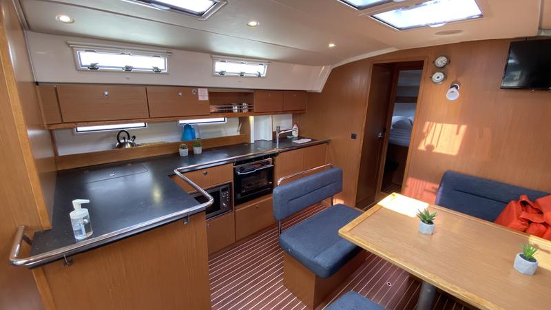 Book yachts online - sailboat - Bavaria Cruiser 45 - Lavsa - rent