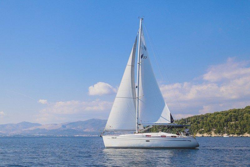 Book yachts online - sailboat - Bavaria Cruiser 37 - Maestral - rent