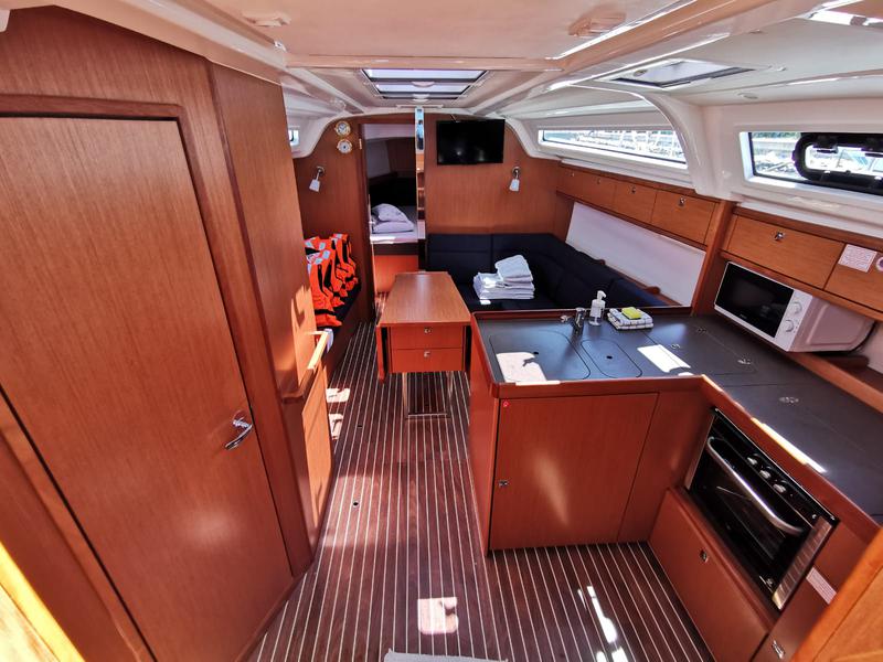 Book yachts online - sailboat - Bavaria Cruiser 37 - Maestral - rent