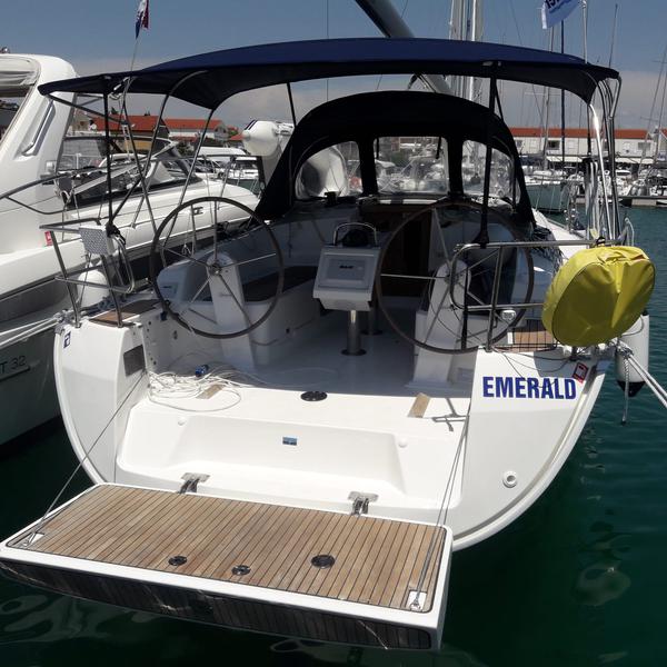 Book yachts online - sailboat - Bavaria Cruiser 37 - Emerald - rent