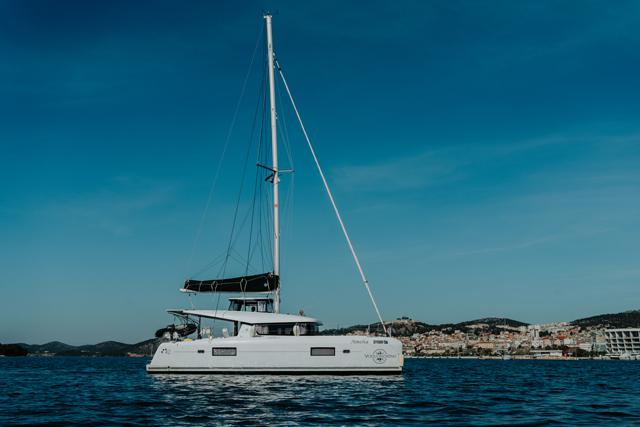 Book yachts online - catamaran - Lagoon 42 - AMELIA - rent