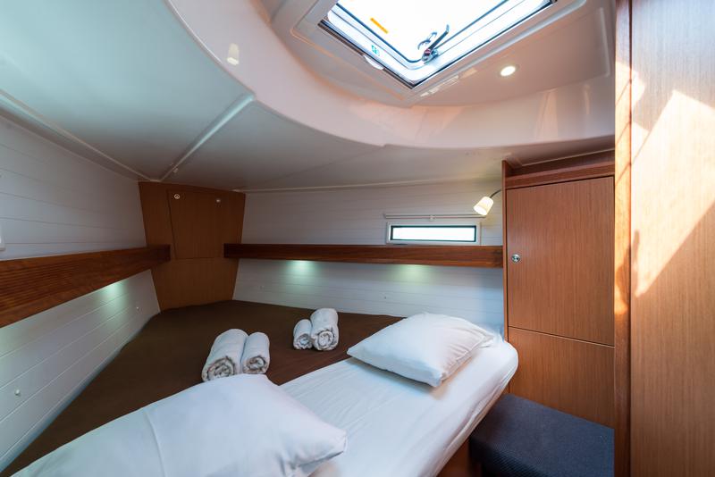 Book yachts online - sailboat - Bavaria 40 Cruiser - Deneb - rent