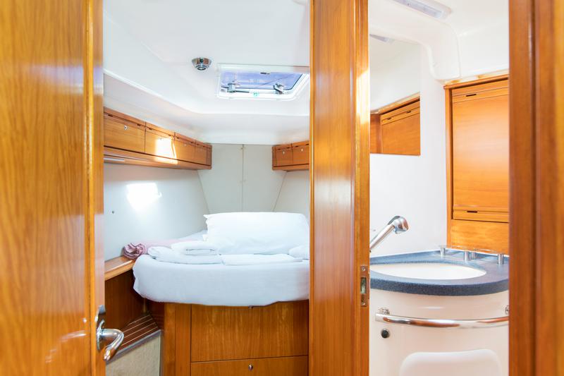 Book yachts online - sailboat - Bavaria 40 Cruiser - Madrugada - rent