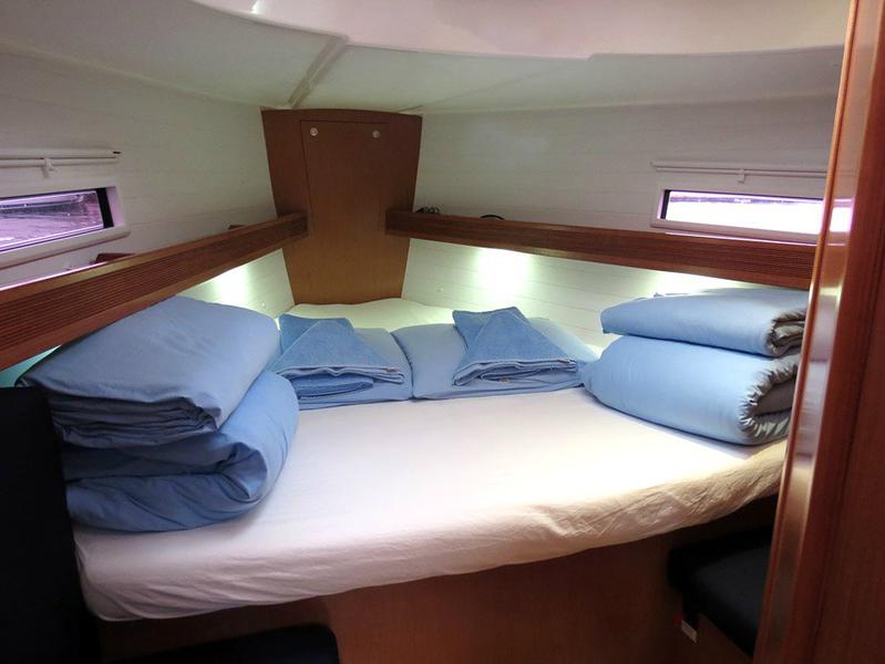 Book yachts online - sailboat - Bavaria Cruiser 40 - Almina - rent