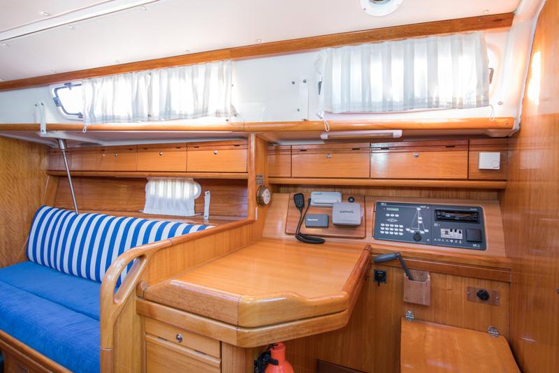 Book yachts online - sailboat - Bavaria 34 Cruiser - Leon - rent