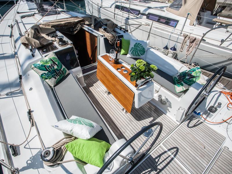 Book yachts online - sailboat - Dufour 350 Grand Large - RONJA 2017 - rent