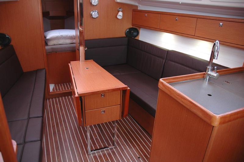 Book yachts online - sailboat - Bavaria Cruiser 33 - Kleeia - rent