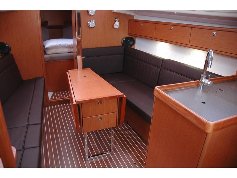 Book yachts online - sailboat - Bavaria Cruiser 33 - Kleeia - rent