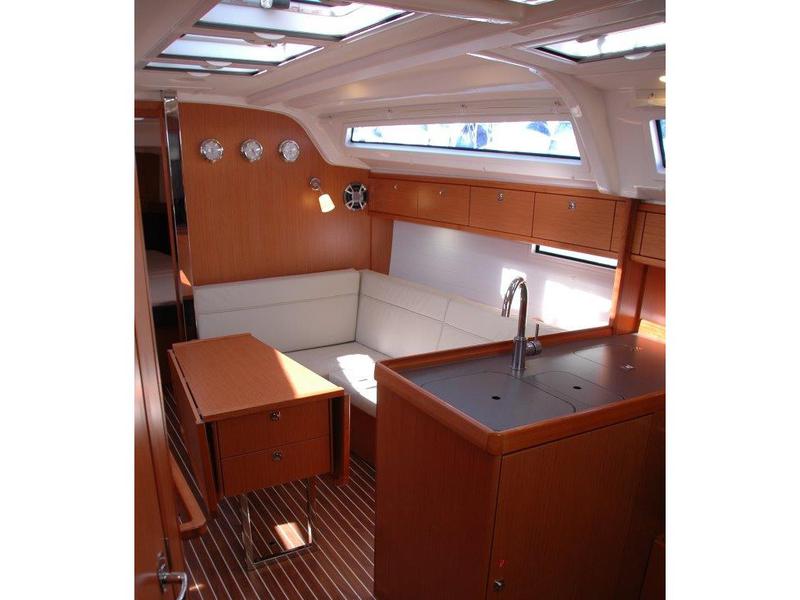 Book yachts online - sailboat - Bavaria Cruiser 37 - Venere - rent