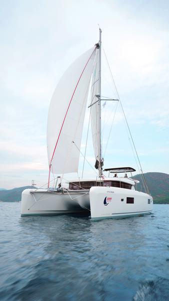 Book yachts online - catamaran - Lagoon 42 - Little Dream - rent