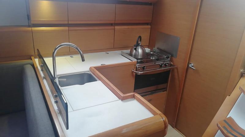 Book yachts online - sailboat - Sun Odyssey 439 - Captain Ginos - rent