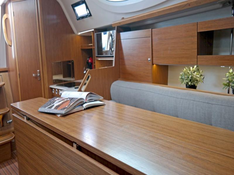 Book yachts online - sailboat - Maxus 33.1 RS Prestige - FROZEN WATER - rent