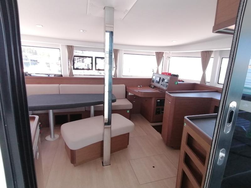 Book yachts online - catamaran - Lagoon 42 - Senza SE (A/C and Generator) - rent