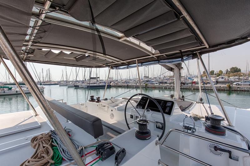 Book yachts online - catamaran - Lagoon 450  Flybridge - Smile - rent