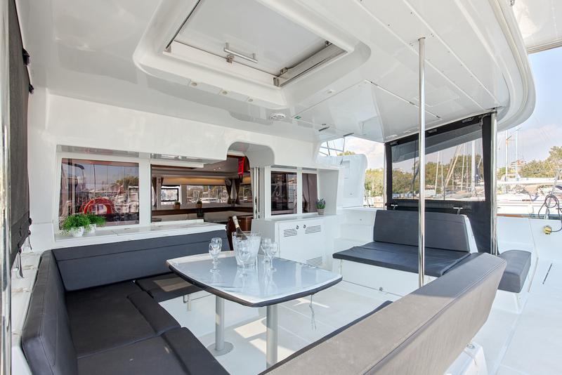 Book yachts online - catamaran - Lagoon 450  Flybridge - Relax - rent