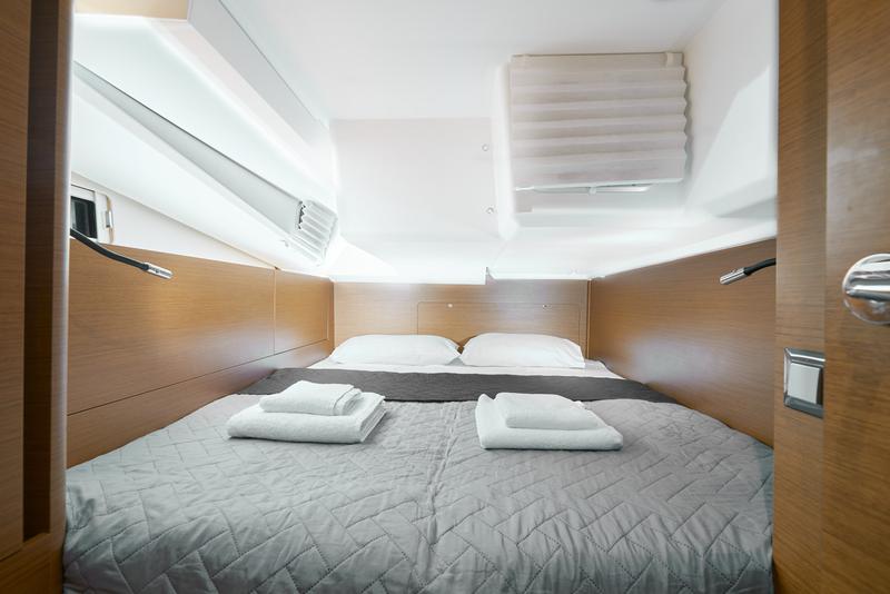 Book yachts online - sailboat - Sun Odyssey 440 - Nymeria | Water-maker, Solar Panel, Teak Cockpit - rent