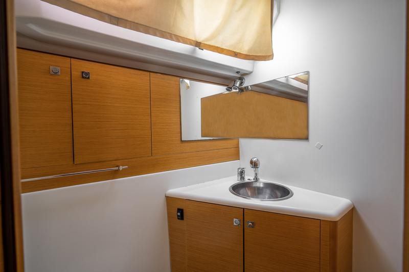 Book yachts online - sailboat - Jeanneau 53 (6 cab) - REGINA V - rent