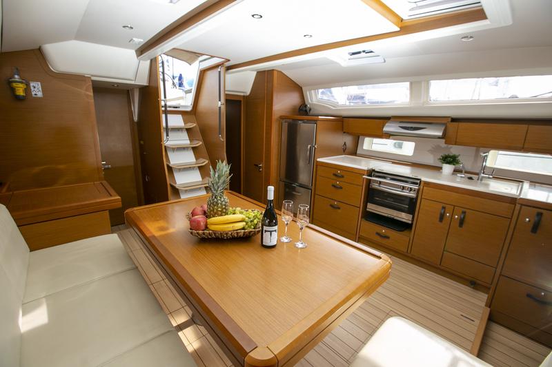 Book yachts online - sailboat - Jeanneau 54 - AMAZING ELLI - rent