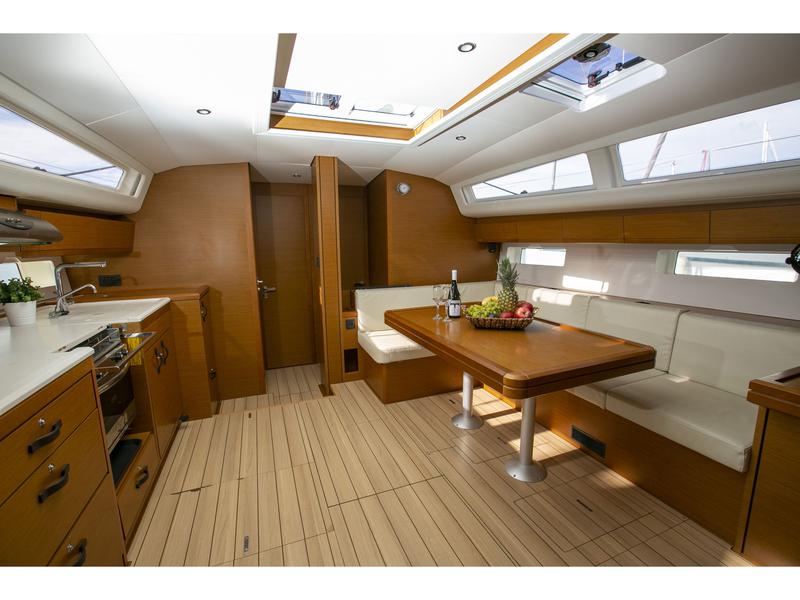 Book yachts online - sailboat - Jeanneau 54 - AMAZING ELLI - rent