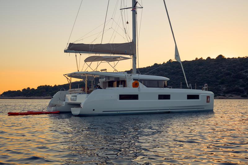 Book yachts online - catamaran - Lagoon 46 NEW - Luna - rent