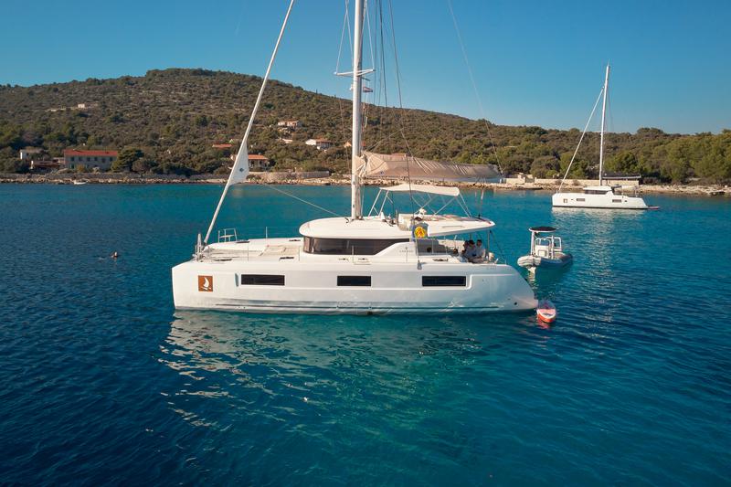 Book yachts online - catamaran - Lagoon 46 NEW - Luna - rent