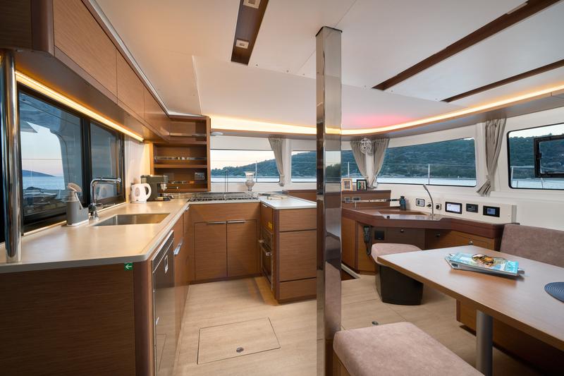 Book yachts online - catamaran - Lagoon 46 NEW - Luna - rent