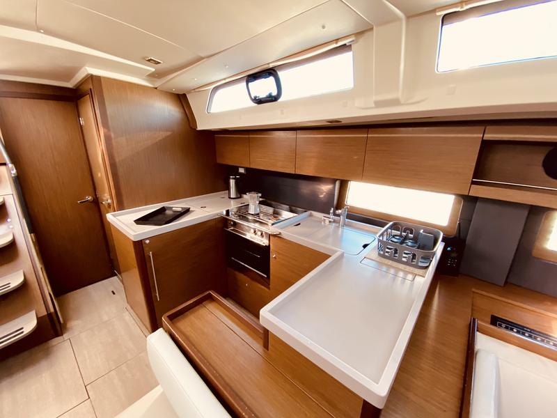 Book yachts online - sailboat - Beneteau Oceanis 51.1 - Vixen (A/C - Generator) (Pax 12)  - rent