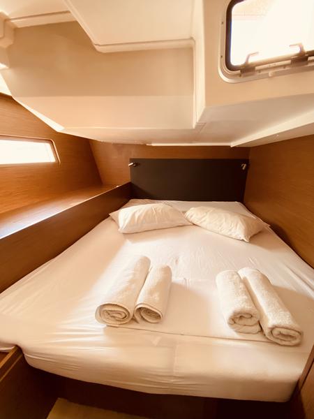 Book yachts online - sailboat - Beneteau Oceanis 51.1 - Vixen (A/C - Generator) (Pax 12)  - rent