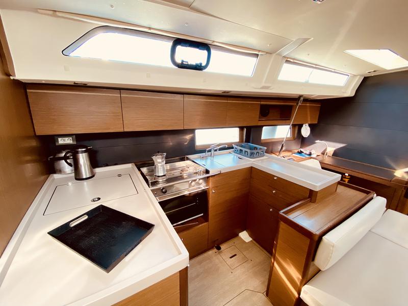 Book yachts online - sailboat - Beneteau Oceanis 51.1 - Vixen (A/C - Generator) (Pax 12)  - rent