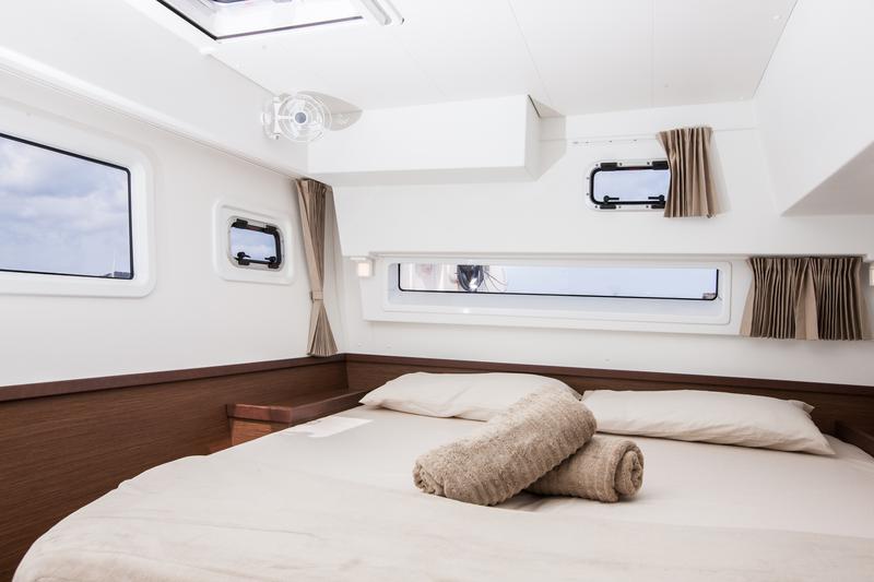 Book yachts online - catamaran - Lagoon 42 - Kireina - rent