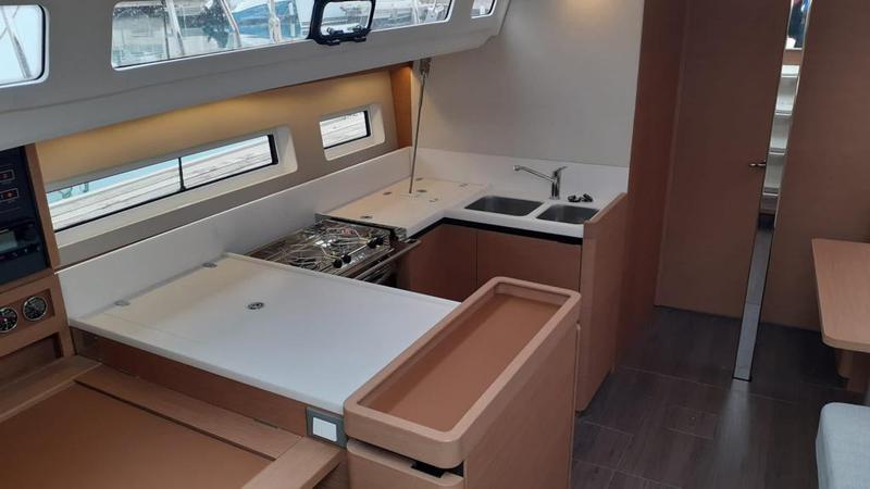 Book yachts online - sailboat - Sun Odyssey 440 - SO440 (2+1 cab) - rent