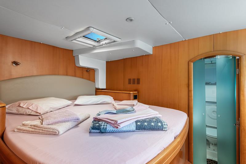 Book yachts online - catamaran - Lagoon 500 - Lepado 2006 skippered - rent