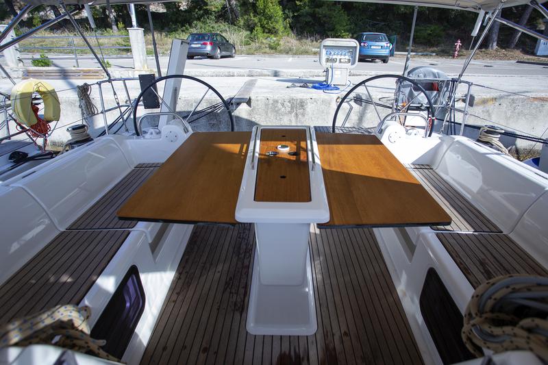 Book yachts online - sailboat - Dufour 412 Grand large - Skyra - rent