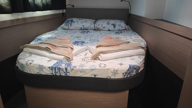 Book yachts online - catamaran - Astréa 42 - Reina - rent