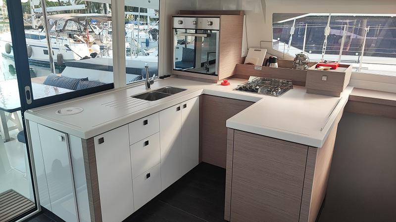Book yachts online - catamaran - Astréa 42 - Reina - rent
