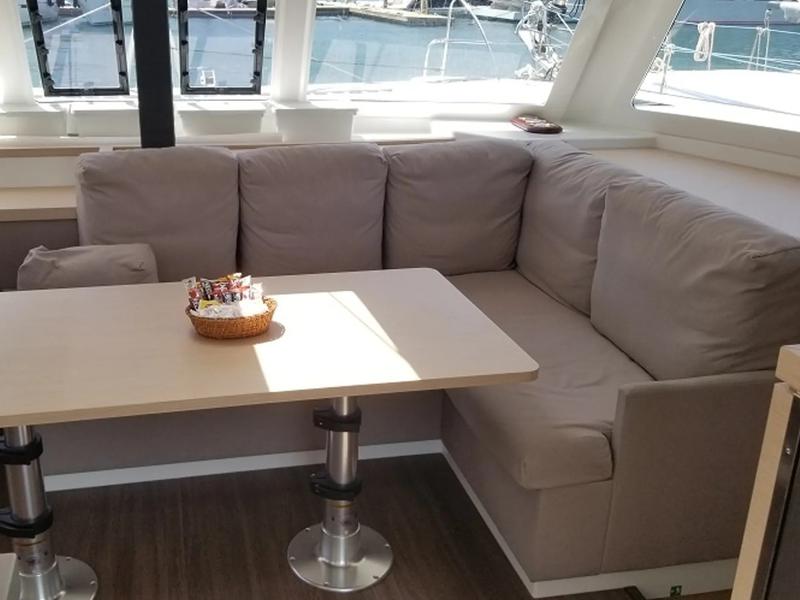 Book yachts online - catamaran - Lucia 40 - Hola - rent