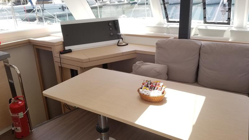 Book yachts online - catamaran - Lucia 40 - Hola - rent