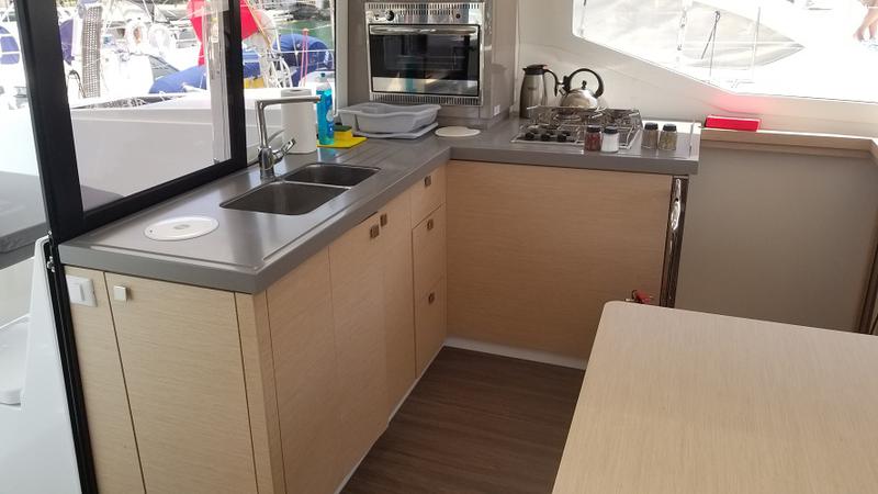 Book yachts online - catamaran - Lucia 40 - Hola - rent