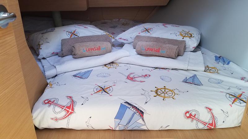 Book yachts online - sailboat - Dufour 360 2 Cabin - Ares - rent