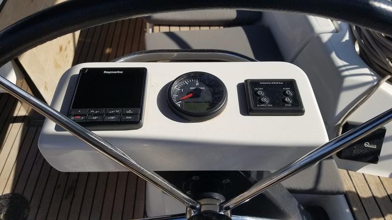 Book yachts online - sailboat - Dufour 360 2 Cabin - Ares - rent