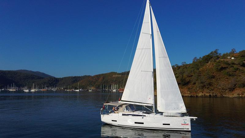 Book yachts online - sailboat - Dufour 390 - La Luz - rent