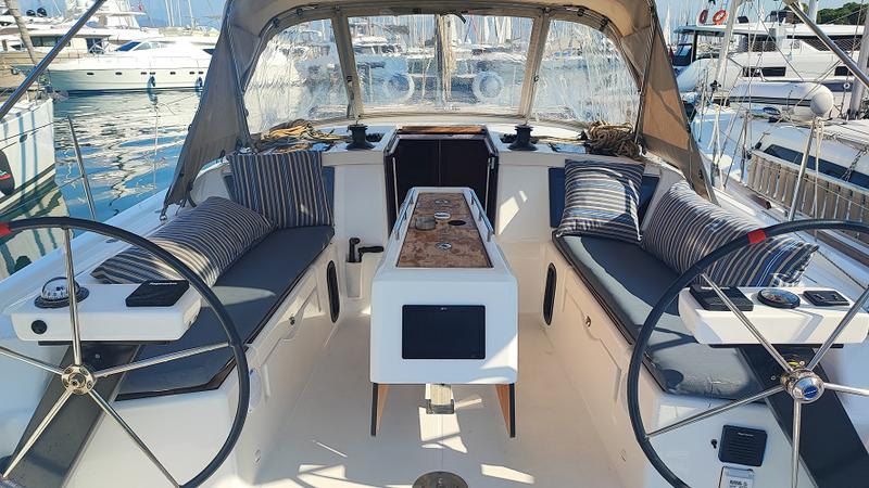 Book yachts online - sailboat - Dufour 390 - La Luz - rent