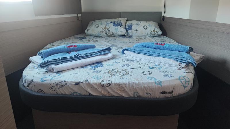 Book yachts online - catamaran - Elba 45 - Lalom - rent